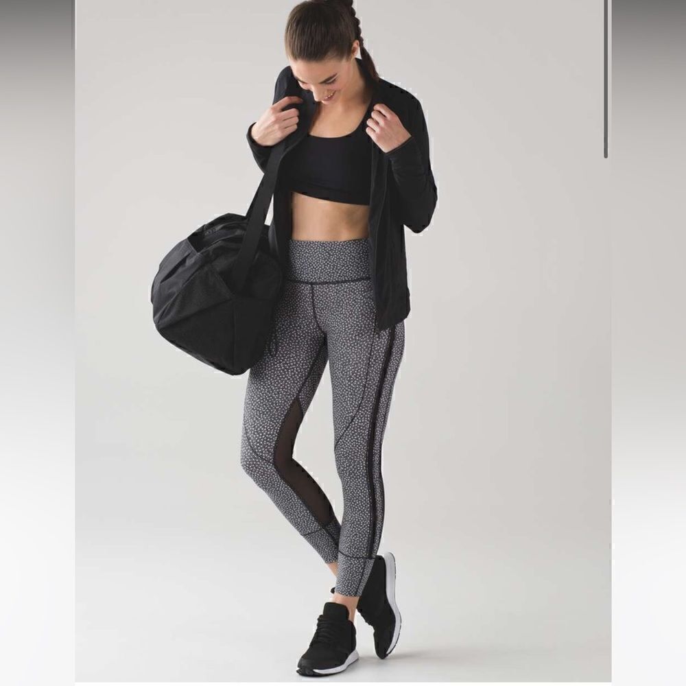 Lululemon Hit It 7/8 Tight 25" Frozen Fizz White Black / Black Size 4